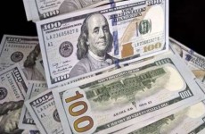 "تراجع حادٍ بقيمة الدولار".. تداعيات اقتصادية تنتظر العالم بسبب ديون أمريكا