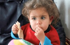 إنقاذ الطفلة السورية "رغد" من تحت الأنقاض: وجدت عائلتها متوفية بالكامل
