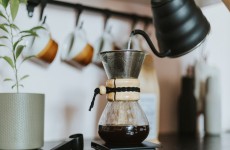 ما هو القاسم المشترك بين التكوين الأساسي لكوكب الأرض والقهوة المقطرة؟