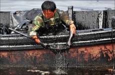 الروس ينظفون البحيرات بواسطة نفايات النفط