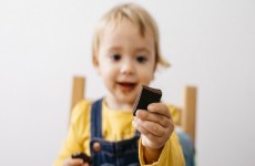 خبيرة تغذية تحذر من مخاطر الشوكولاتة المرة على الأطفال