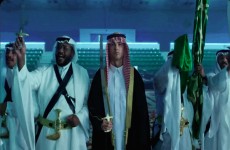 على خطى ميسي.. رونالدو يرتدي "البشت" في السعودية (فيديو)