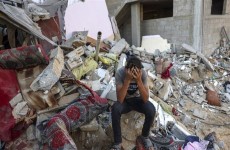 العفو الدولية تُحسم الأمر: قطع الإمدادات عن غزة جريمة حرب