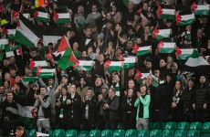 "يويفا" يغرم ناديا أوروبيا بسبب تلويح جماهيره بأعلام فلسطين