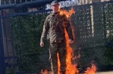 "لن أتواطأ بالمجزرة".. طّيار أمريكي يحرق نفسه أمام سفارة إسرائيل (فيديو)