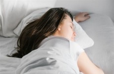 ما علاقة النوم على البطن بألم الظهر والعضلات.. خبراء يحذرون