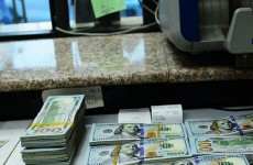 الدولار يفتتح الأسبوع منخفضاً مقابل الدينار في بغداد وأربيل
