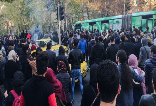 احتجاجات شعبية تنتظر نظام إيران جراء العقوبات الأمريكية