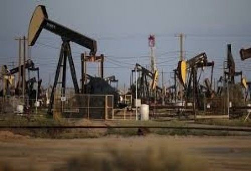 اسعار النفط ترتفع مع انخفاض مخزونات الخام الامريكب