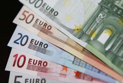 اليورو قرب أقل مستوى  له في 13 شهر