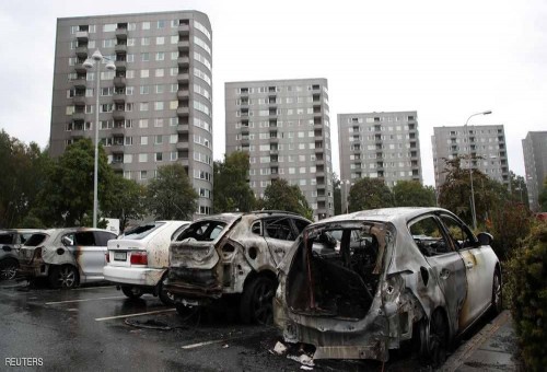 الشرطة السويدية : عملية عسكرية منظمة وراء تخريب عشرات السيارات في مدن وبلدات مجاورة لستوكولم