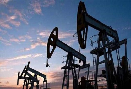 اسعار النفط تنخفض نتيجة ضعف نمو الطلب وزيادة المخزونات الأمريكية