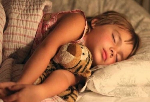 الأطفال يستنشقون مواد كيميائية مرتبطة بالسرطان من فراش النوم