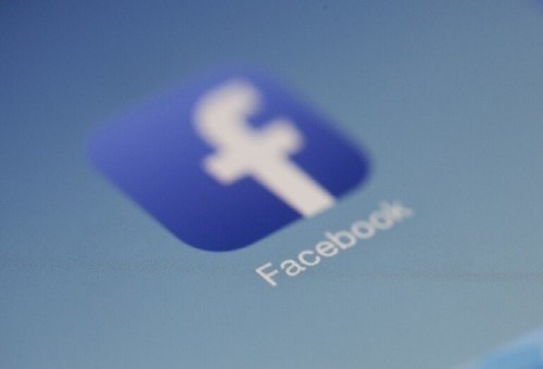 "فيسبوك" تجمع رسائلك النصية والمكالمات الخاصة بك