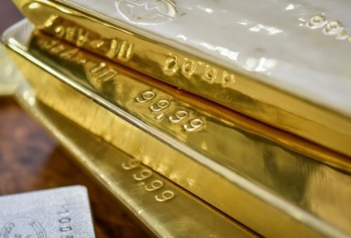 أسعار الذهب تتمسك بمكاسب الجلسة السابقة