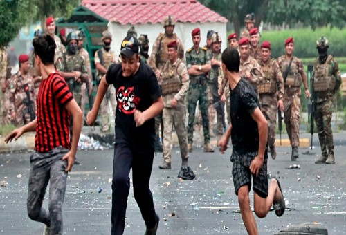 وزارة الدفاع تتوعد بمحاسبة كل من تسبب بقتل أو اصابة المتظاهرين