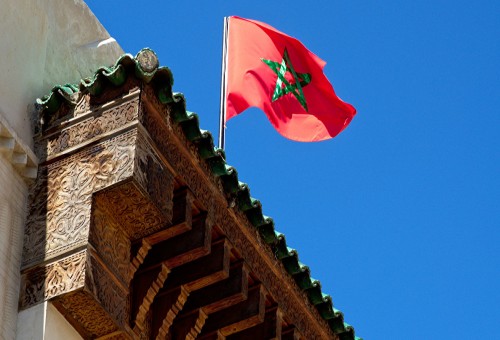 الغضب الشعبي والتجاهل الحكومي... أبرز الردود على حرق العلم المغربي في فرنسا