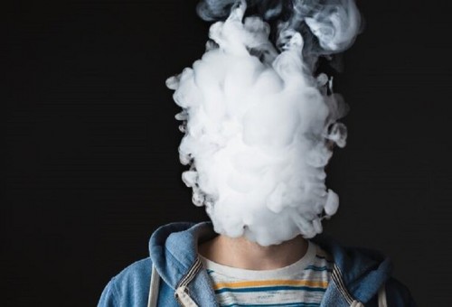 بريطاني "كاد يموت" بعد 5 أشهر فقط من تدخين السجائر الإلكترونية