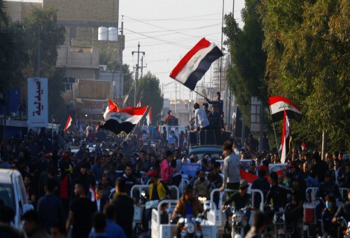 متظاهرو العراق يطلقون هاشتاغ “القاتل لا يمثلني”… فيديو