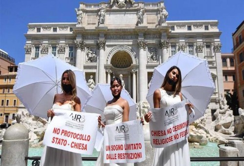 إيطاليات يتظاهرن بفساتين الأعراس احتجاجاً على تأجيل أفراحهن