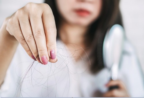 5 من أفضل الزيوت الطبيعية لتحفيز نمو الشعر!