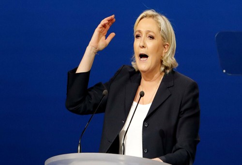 فرنسا... زعيمة اليمين المتطرف تدعو إلى حظر "الأزياء الإسلاموية" في الفضاء العام