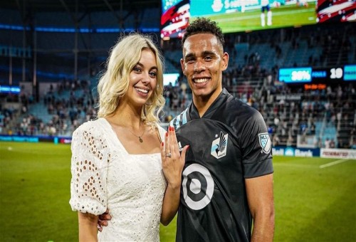 لاعب كرة قدم يطلب الزواج من صديقته في الملعب أمام الجماهير (فيديو)
