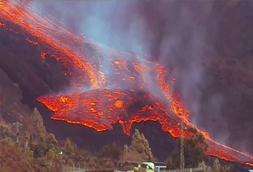 مصر تصدر بياناً عاجلاً بشأن غازات بركان "لا بالما"