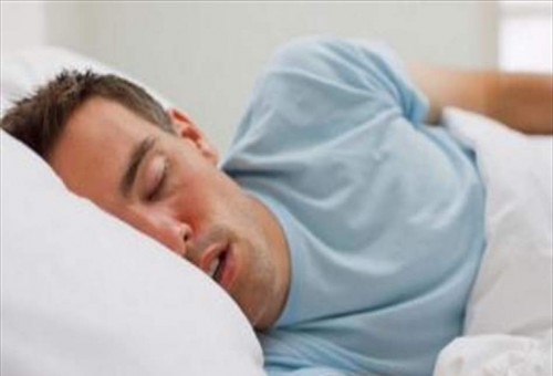 لماذا يسيل اللعاب أثناء النوم وهل ينذر بحالة خطيرة؟