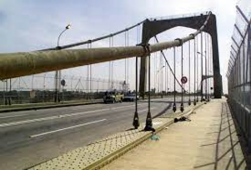 رفع خيم المعتصمين أمام الجسر المعلق وسط بغداد