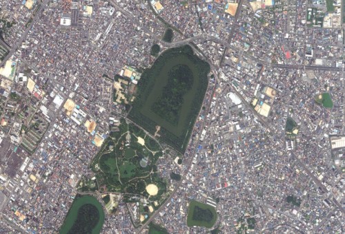 صور الأقمار الصناعية تكشف النقاب عن لغز المقابر اليابانية القديمة في شكل ثقب مفتاح الباب