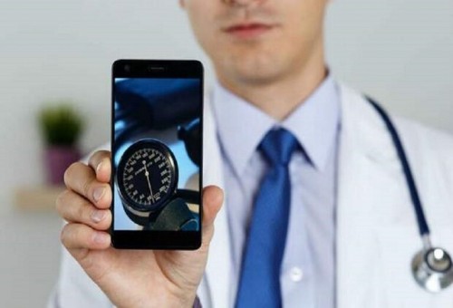 روسيا.. علماء في بطرسبورغ يدربون الذكاء الاصطناعي على قياس ضغط الدم بواسطة هاتف ذكي