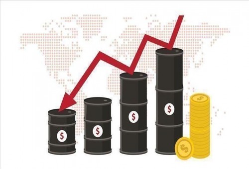 أسعار النفط تنخفض مع استمرار نقص المعروض