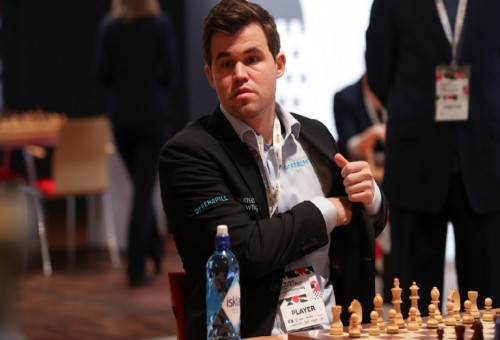 بطل العالم في الشطرنج ينسحب من مواجهة منافس أمريكي بعد حركة واحدة
