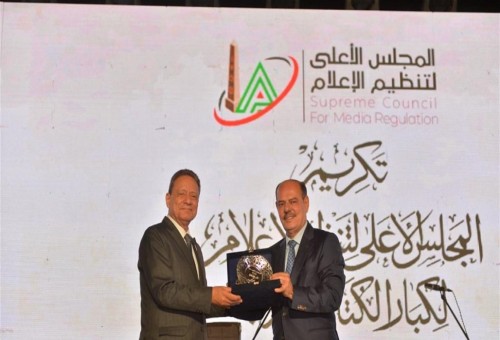 نقيب الصحفيين يكرم بجائزة الرواد على مستوى الوطن العربي