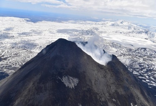 علماء: أعلى بركان في كامتشاتكا يطلق القنابل