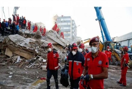 أوقع 100 إصابة.. زلزال بقوة 5.9 درجات يضرب غرب تركيا (فيديو)