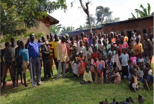 أب أوغندي لأكثر من 100 طفل يطالب مساعدة الحكومة