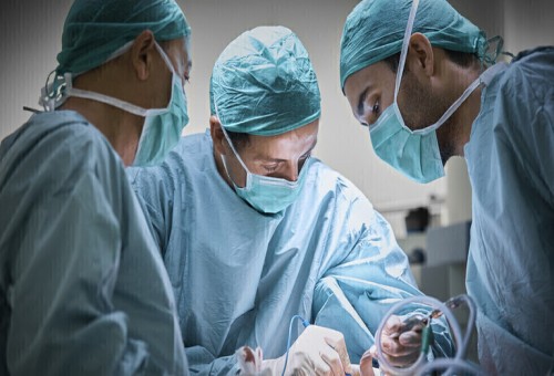 إجراء روتيني أثناء العمليات الجراحية يهدد المرضى بتزايد خطر تلف الأعضاء
