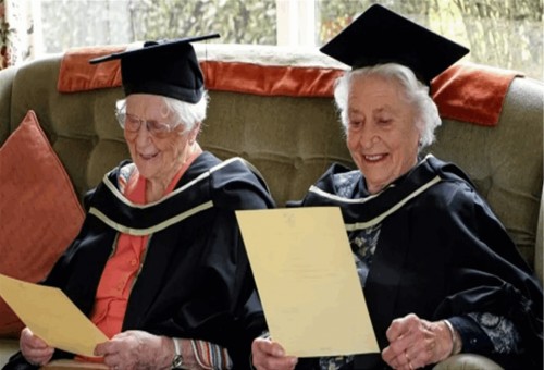 معمرتان تحصلان على الشهادة الجامعية بعد 60 عاما على تخرجهما