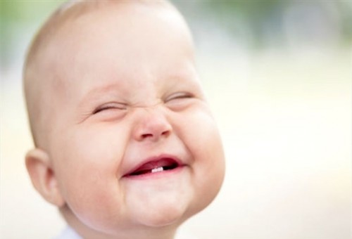 ما تأثير الضحك على صحة الانسان؟.. طبيب يُجيب