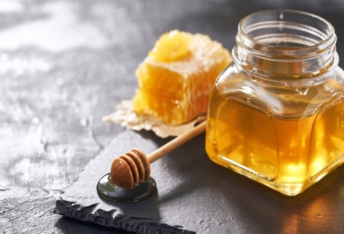 العلماء يلجأون إلى العسل بحثا عن حل لكبرى المخاطر المهددة للصحة العالمية