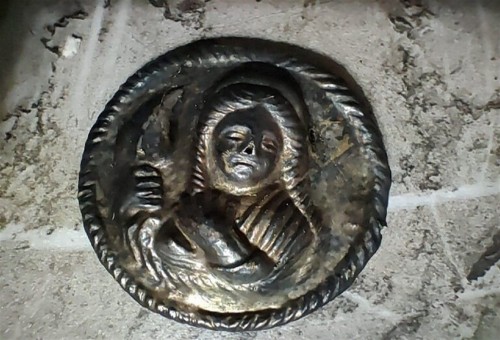 علماء الآثار الروس يعثرون على ميدالية نادرة تحمل صورة الإلهة أفروديت