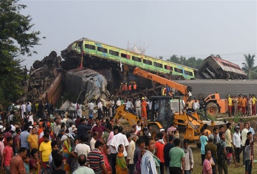 حادث اصطدام 3 قطارات بالهند.. الموت يحصد قرابة 290 شخصاً