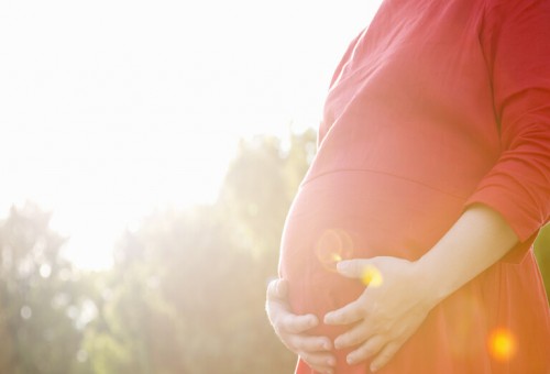 كيف يمكن لأشعة الشمس أن تؤثر على القدرة الإنجابية للنساء؟
